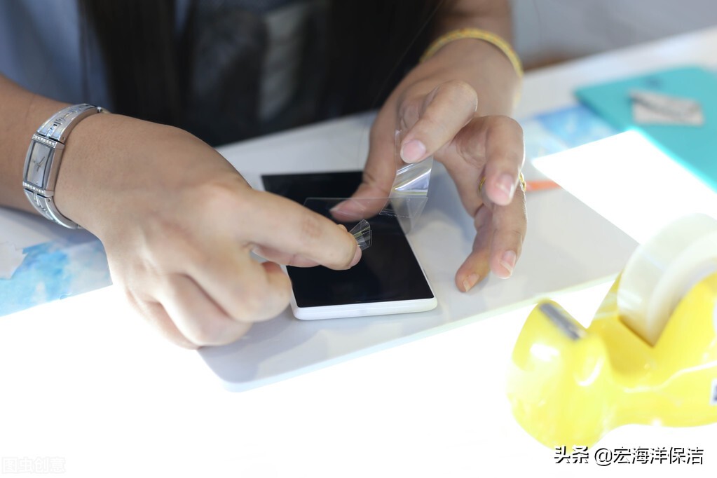 玻璃貼膜內(nèi)的氣泡怎么去除？