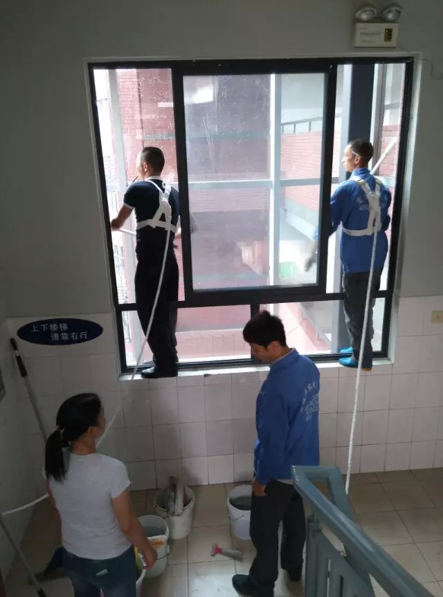 成都玻璃外墻清洗不像表面那么簡(jiǎn)單